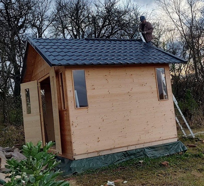 Căsuță de grădină din panouri triplu-stratificate, 12 m², acoperiș metalic — în curs de finalizare
