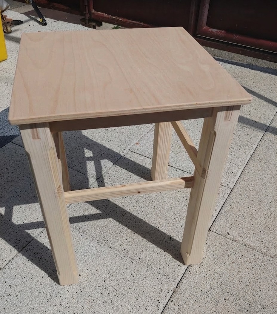 Atelier — piesă din lemn masiv în lucru